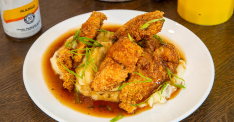 ChicagoDuffys's tweet photo. Fried Chicken Plate. hand breaded chicken, smashed potatoes, herbed gravy https://t.co/w2A7LSaLeC