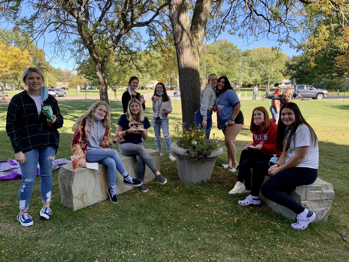Thanks again to <a href="/lisawdeliz/">Lisa Deliz</a> &amp; <a href="/jbengele/">Jennifer Bengele</a> for hosting a delicious, celebratory picnic for us yesterday! 💜🍕It was fun hanging with you, <a href="/lady_sailors/">Lady Sailors Tennis</a> &amp; @VermilionXC! #FenceDecoratingChamps 👑⚓️
