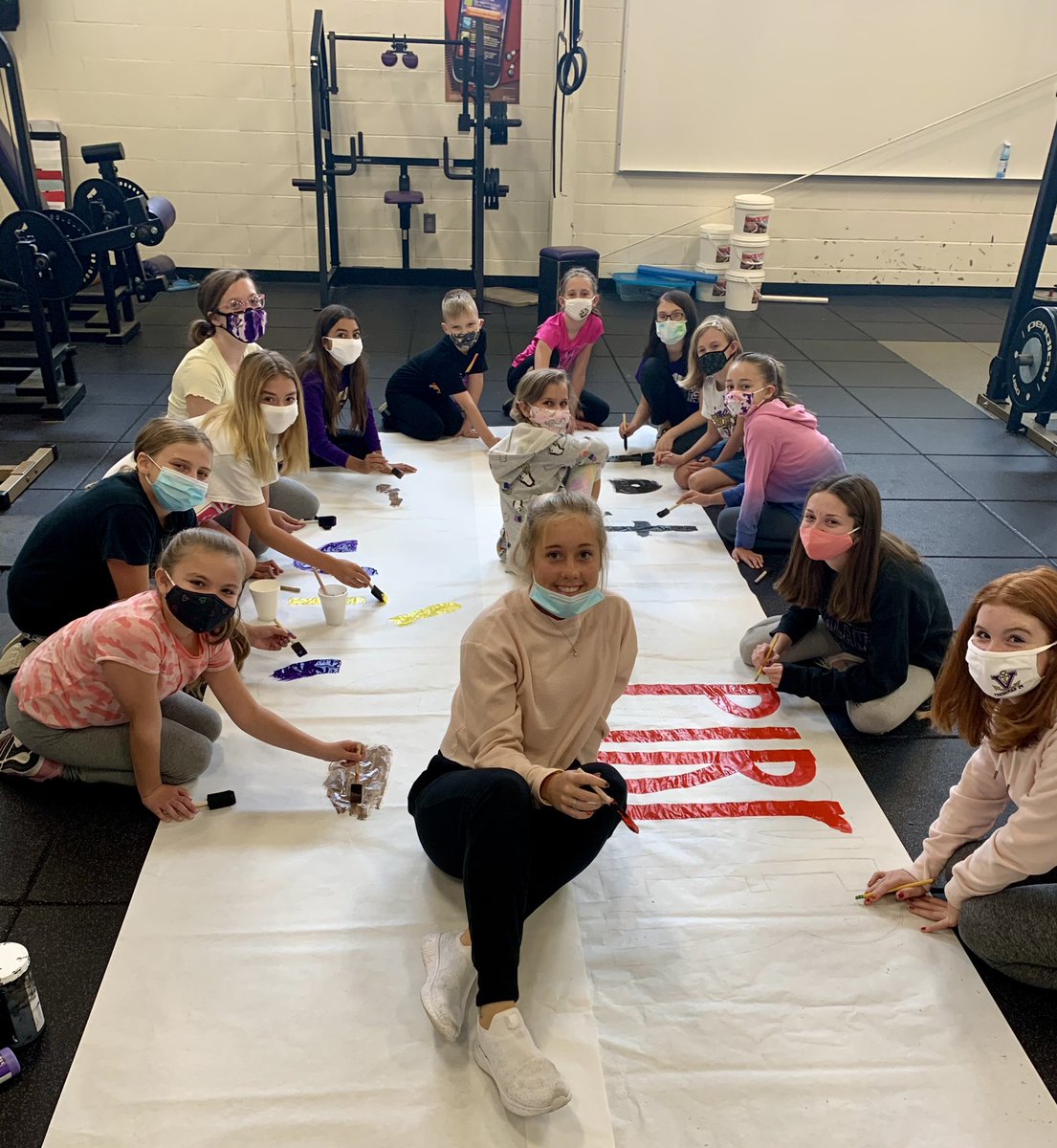 Our high school girls are showing the youth cheerleaders how it’s done! We hope the 5th/6th grade football team is ready to break this banner on Sunday! 🏈⚓️