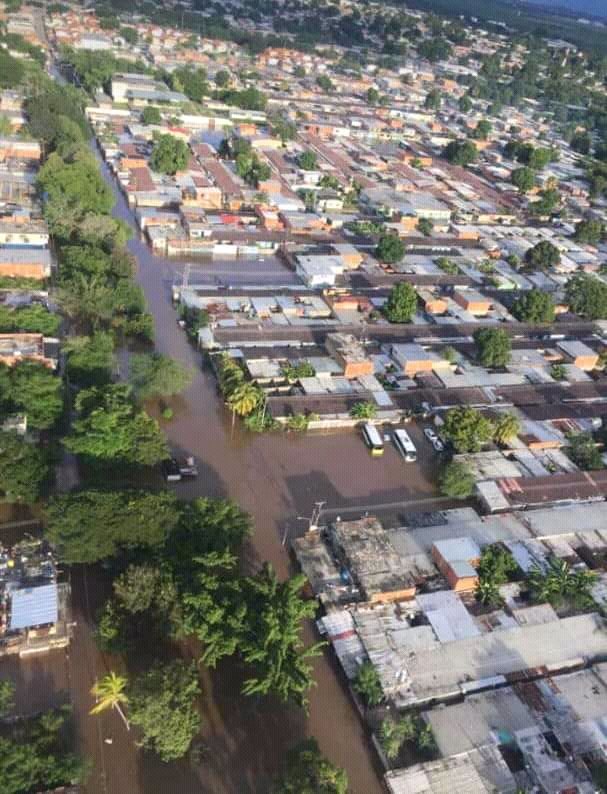 arquitecta1313's tweet photo. @CultivandoVerso @SoyLafont Todos los compatriotas sufriendo con agua al cuello, pérdidas total de enseres y comida...
Las autoridades en ausencia, están para la foto ...
Zona Sur de Maracay...
No es verlo, es vivirlo con todos los damnificados. https://t.co/ZzzWgAT5zm