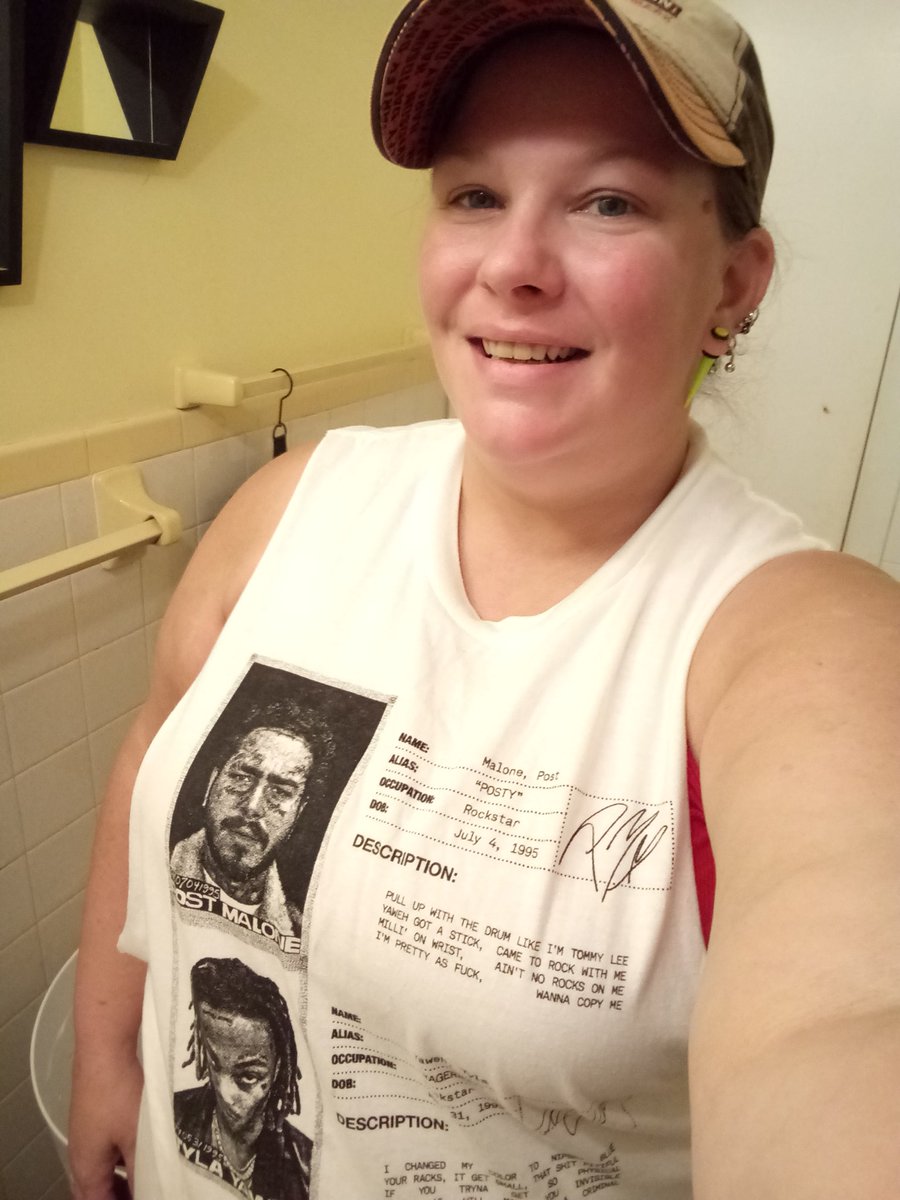PostyJen's tweet photo. Sporting my favorite @PostMalone gear ready for the @BBMAs. Good luck to Posty!!!!!!! @rriproarin https://t.co/yQqaR0F5RU