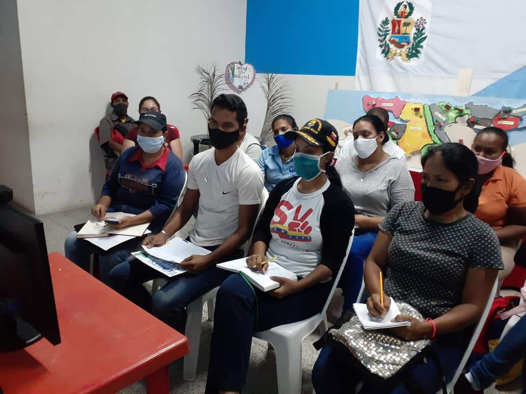 FundaproalO's tweet photo. #Sucre || Desde el municipio Sucre, el equipo comprometido de @sucre_prensa presente en la Videoconferencia del Sistema de Misiones y Grandes Misiones recibiendo y aportando líneas. #VenezuelaGarantíaDeDDHH @NicolasMaduro @Mp_Comunas @NorisHerrerar  @PedroMelendez86 @EdwinRojasM https://t.co/6Y3vDuWkuI