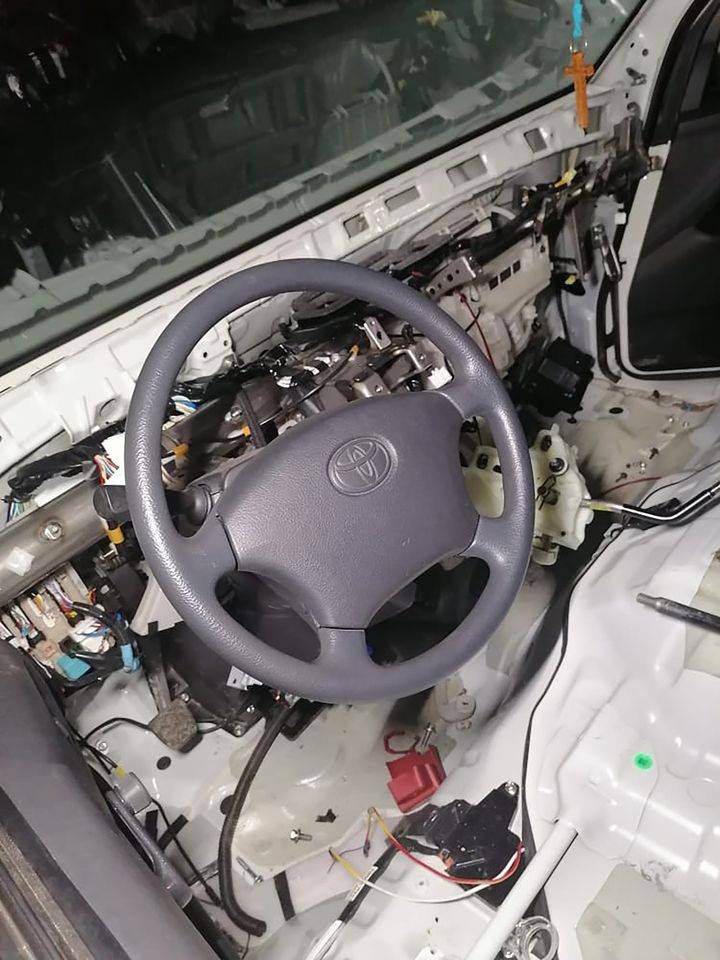 SSC_TLX's tweet image. El @CRVT_SSC  perteneciente a la #SSCTLX aseguraron este martes en el municipio de San Luis Teolocholco una camioneta con reporte de robo vigente, además de haber detenido a dos personas las cuales fueron sorprendidas intentando desvalijar dicha unidad. #PorUnTlaxcalaSeguro