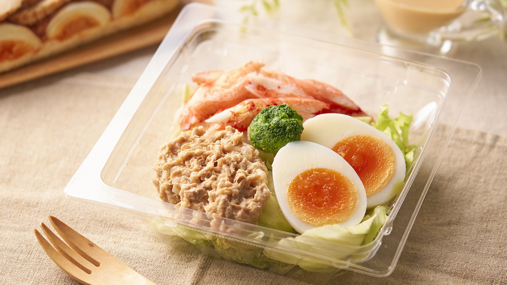 セブン イレブン ジャパン たんぱく質が摂れる 香り箱とツナのサラダ 398円 税込429円 香り箱 カニカマ ツナ ゆで玉子を盛り付けた 1食でたんぱく質が約19 7g摂れるサラダ 素材の味をしっかり味わえる 後味さっぱりなフレンチドレッシングで セブン イレブン ジャパン たんぱく質が摂れる 香り箱とツナのサラダ 398円 税込429円 香り箱 カニカマ ツナ ゆで玉子を盛り付けた 1食でたんぱく質が約19 7g摂れるサラダ 素材の味をしっかり味わえる 後味さっぱりなフレンチドレッシングで