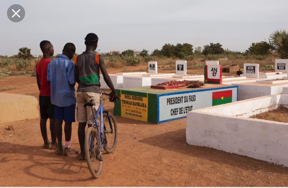 Le 15 octobre 1987, Thomas SANKARA, Président et père de la révolution burkinabè, était assassiné par les hommes de Blaise COMPAORÉ.Retour sur ce qui sait passer ce jour là THREAD 