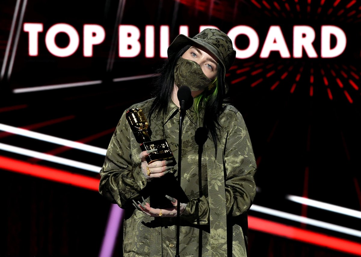 MTV's tweet photo. Reasons why we love @billieeilish: 
✔ Wears masks 
✔️ Looks great with a #BBMA
✔️ Powerful queen https://t.co/7m2JoOMqyG
