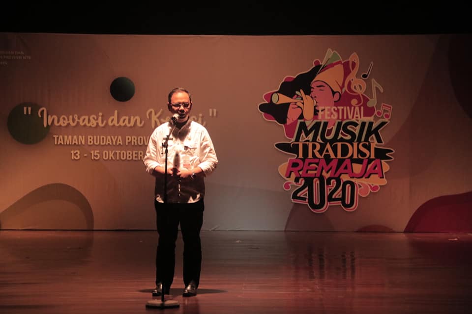 DikbudNTB's tweet photo. Kepala Dinas Dikbud NTB, Dr. H. Aidy Furqan, S.Pd., M.Pd. beserta Kepala Bidang Pembinaan SMK dan PKPLK membuka acara Festival Musik Tradisi Remaja 2020 yang bertempat di Taman Budaya Provinsi NTB.
https://t.co/WDjtIDypBZ

#ntbgemilang
#dikbudntb

@bangzul_ntb 
@Kemendikbud_RI https://t.co/wLcHgllkh0