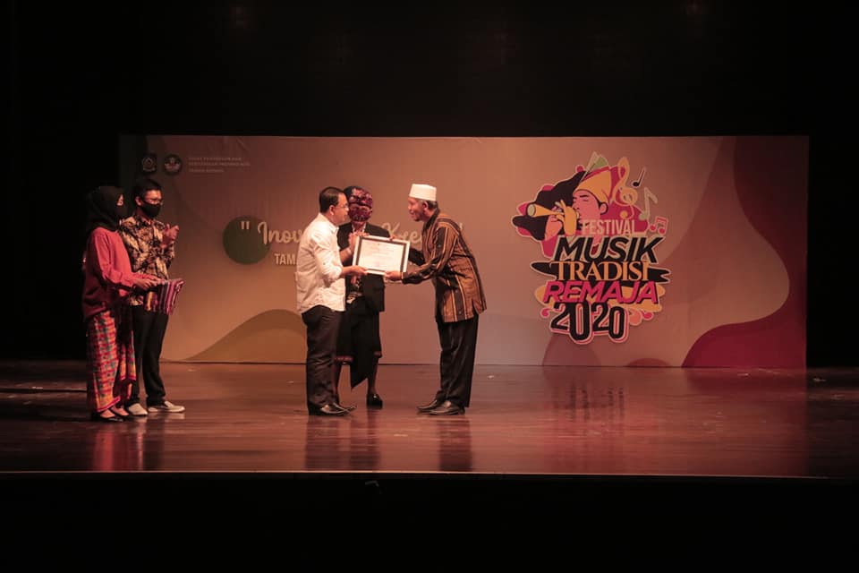 DikbudNTB's tweet photo. Kepala Dinas Dikbud NTB, Dr. H. Aidy Furqan, S.Pd., M.Pd. beserta Kepala Bidang Pembinaan SMK dan PKPLK membuka acara Festival Musik Tradisi Remaja 2020 yang bertempat di Taman Budaya Provinsi NTB.
https://t.co/WDjtIDypBZ

#ntbgemilang
#dikbudntb

@bangzul_ntb 
@Kemendikbud_RI https://t.co/wLcHgllkh0