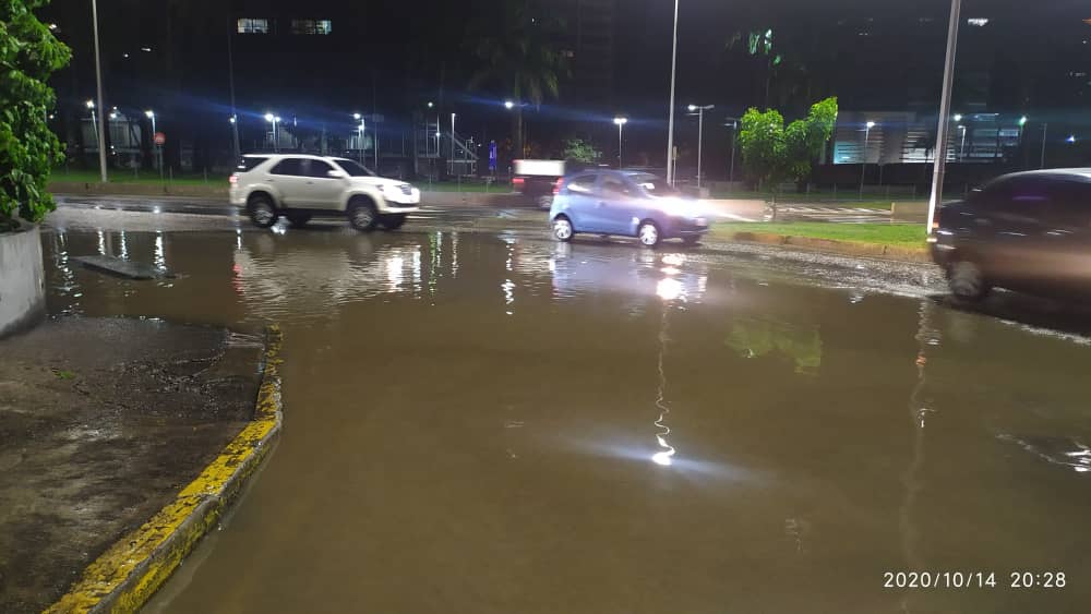 PCivil_Ve's tweet photo. 📍#REPORTE 👉🏽  Recorrido vial, Plaza Venezuela conexión con UCV se encuentra anegado https://t.co/WmrCtTeFEZ