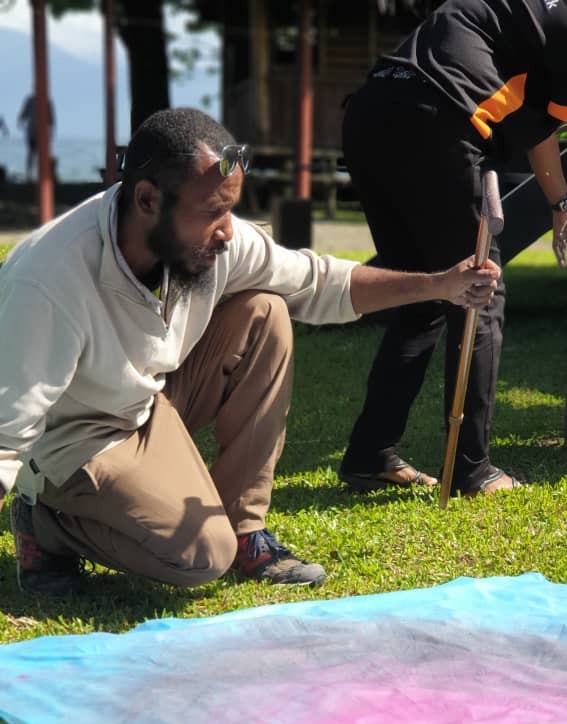 EMTVOnline's tweet photo. Ex-convict among Aspiring Designers in Milne Bay https://t.co/4g3JnLxzEa
#PNGFDW #Workshop #MilneBay #Fashion #Designing https://t.co/6PUbRRdG7V