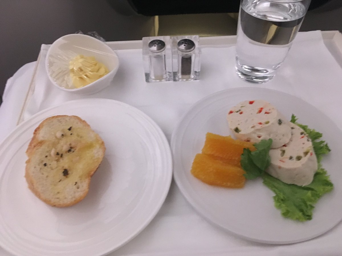 aliadouble_e's tweet photo. @JatIkhwan My first business class trip. Everything was super nice #prayformas https://t.co/XlSa7AA0gP