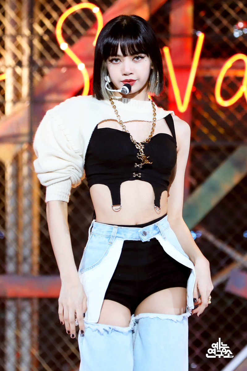 blackpinkbabo's tweet photo. LOVE THIS LISA, SO HOT! @Blackpink https://t.co/EA6iaOwfaz