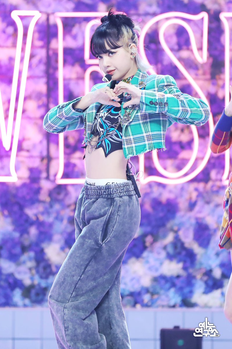 blackpinkbabo's tweet photo. LOVE THIS LISA, SO HOT! @Blackpink https://t.co/EA6iaOwfaz