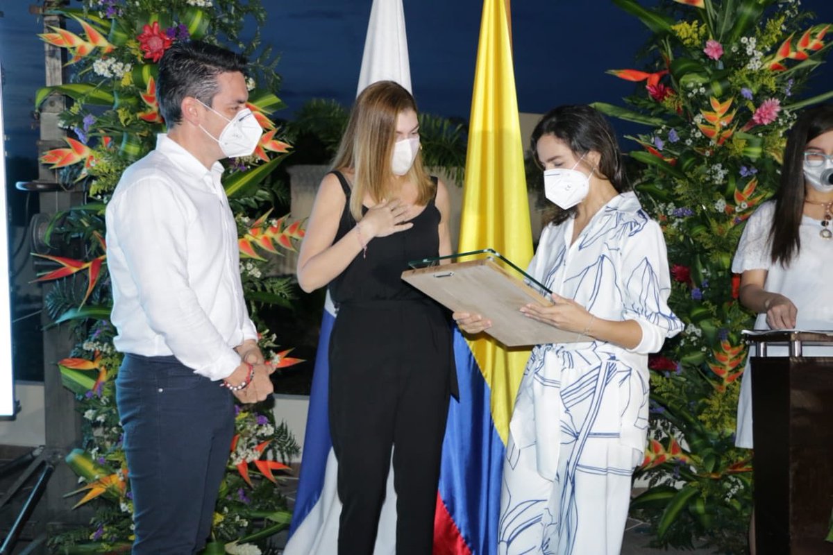 Unriodelibros's tweet photo. 1/2 Así vivimos la inauguración de nuestro #RíoDeLibros, con las melodías de Mayte Montero y su gaita, y el homenaje a Soad Louis Lakah y Manuel Zapata Olivella. Agradecemos a sus familias por habernos acompañado. https://t.co/douStUTRwK