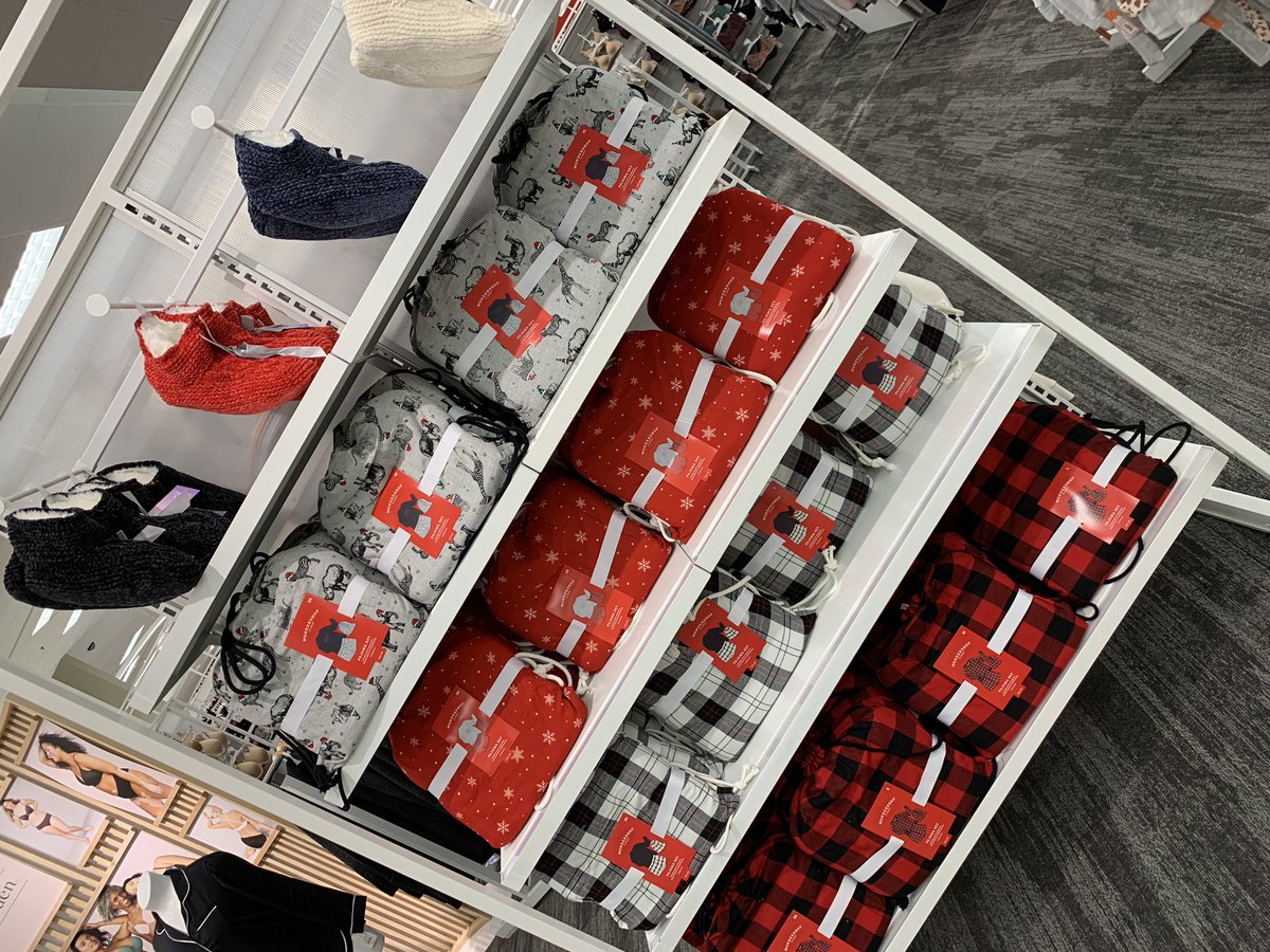 Cozy season is amongst us at #t1505! DBO Kailey does such a good job at keeping these focal moments full and guest ready. #favtimeoftheyear #q4 <a href="/KamilaHoss/">Kamila Hossan</a> <a href="/kristi_mac/">Kristi Darling</a>