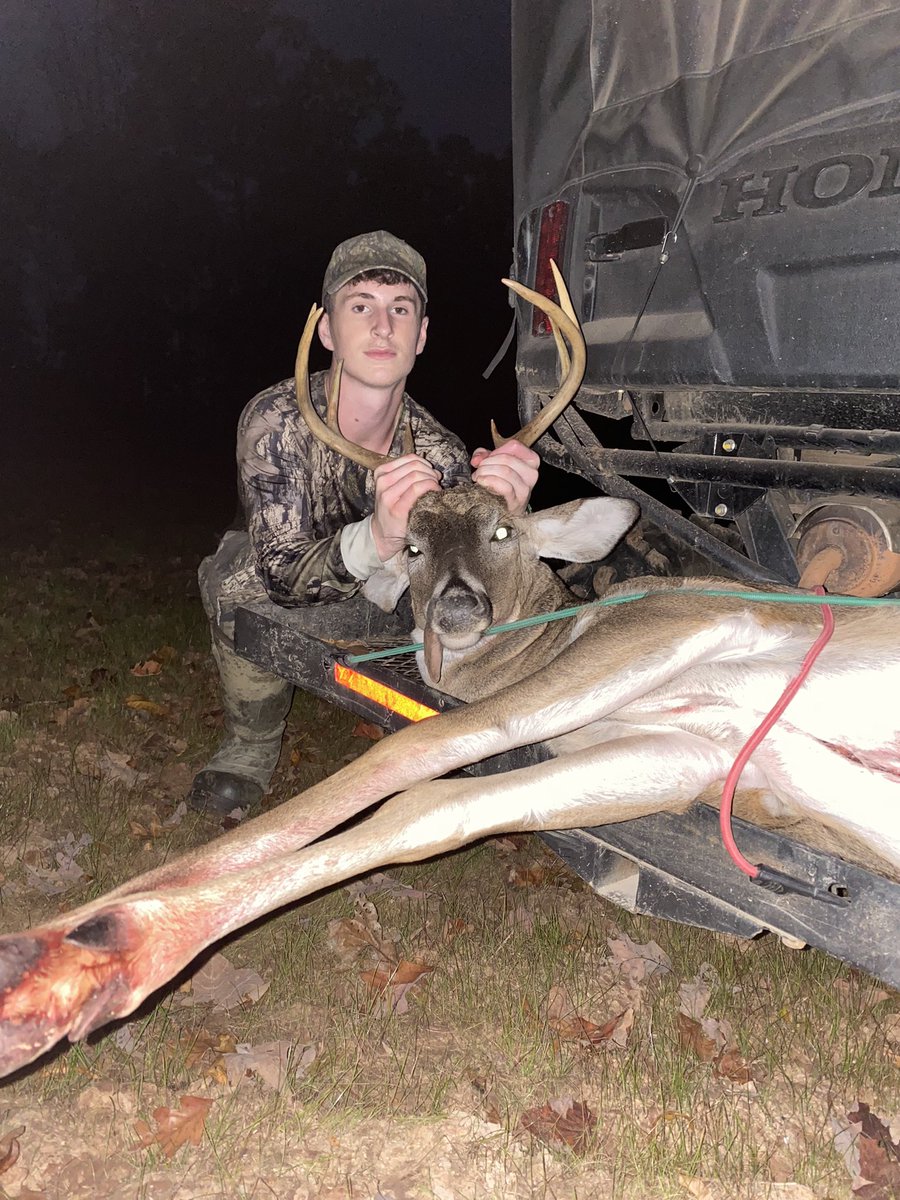 DavidYeater's tweet photo. What a hunt, what a shot, what a buck by @yeater_zane https://t.co/ecTdWoKhHW
