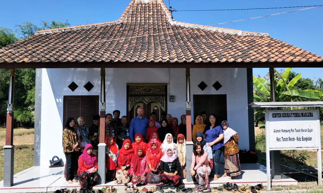 ProgramMAMPU's tweet image. Selamat Hari Perempuan Pedesaan! Mitra MAMPU di tingkat desa berhasil mempengaruhi penggunaan dana desa utk program-2x pro masy miskin &amp;amp; perempuan pada: perlindungan sosial, kesehatan reproduksi &amp;amp; gizi, pekerja rumahan, pekerja migran &amp;amp; pengurangan kasus kekerasan thdp perempuan.