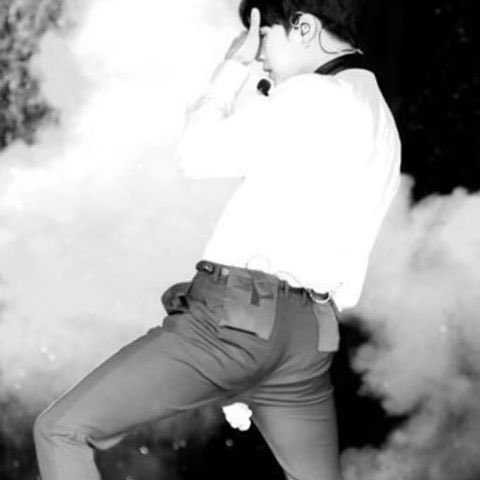 As a celebration of 2000 followers and fellow leg enthusiasts, here is a thread of the one and only yoonbooty