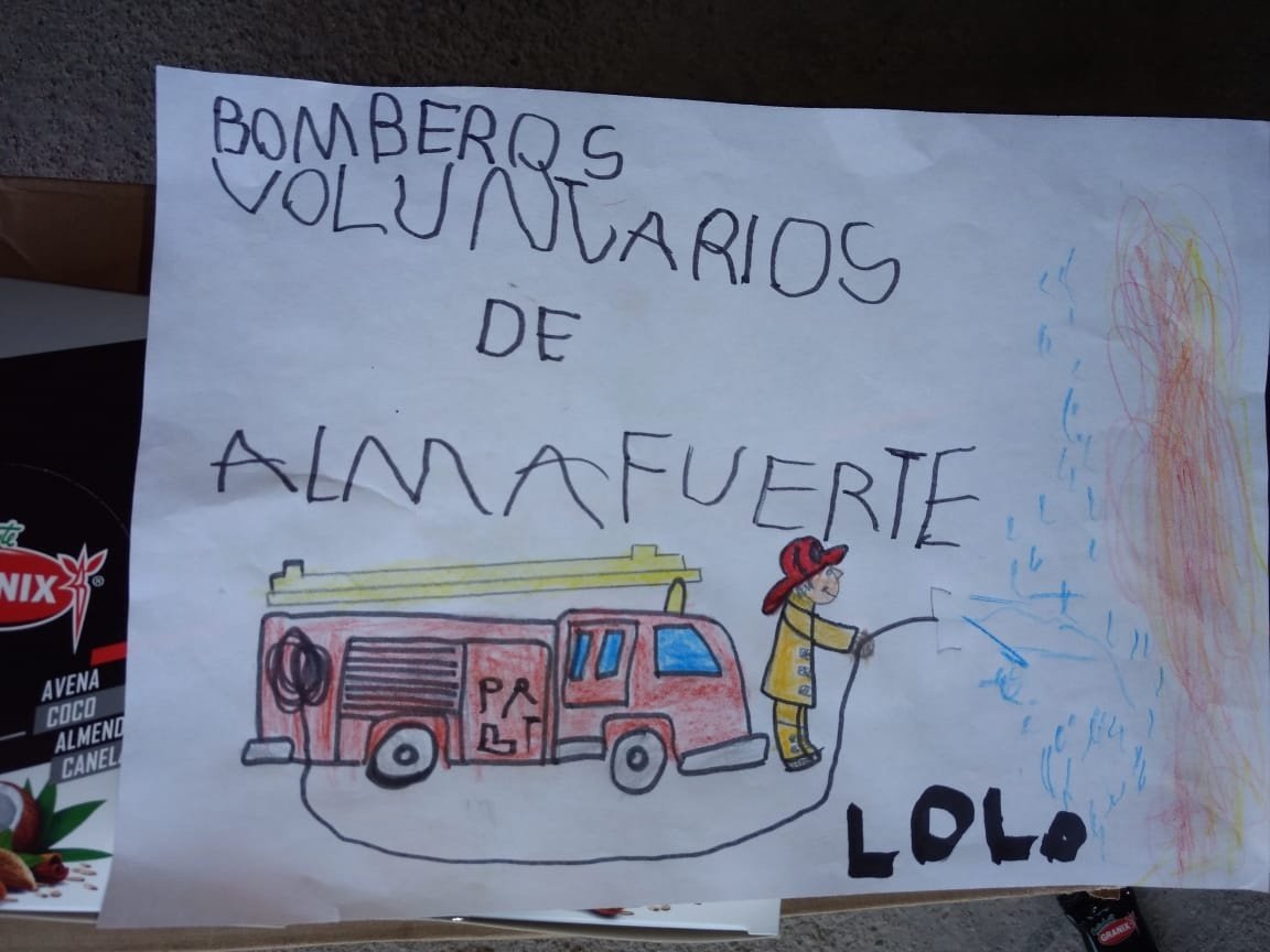 Visita al cuartel de #bomberos voluntarios de #Almafuerte con un pequeño gesto de colaborar, Lolo aprovechó para entregar su dibujo agradeciendo el maratónico esfuerzo que están haciendo para tratar de controlar los incendios en nuestra querida #Cordoba