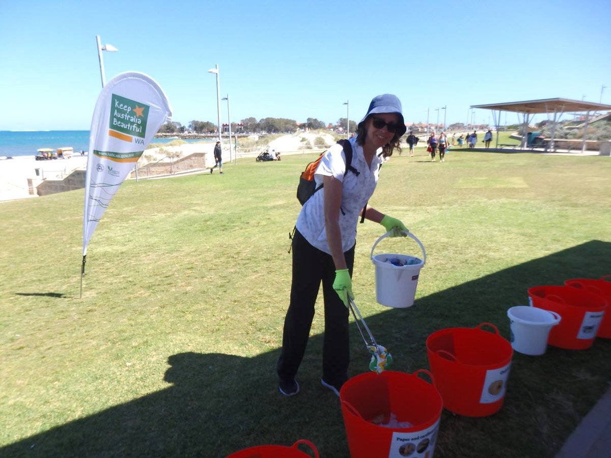 DWER_WA's tweet photo. Sorrento beach was a hive of activity last weekend when the #KeepAustraliaBeautifulCouncil held a beach clean-up in partnership with @TangaroaBlue More info: https://t.co/CWOnUsBLBe #tangaroablue #amdi #kabcwa https://t.co/hTVN1R12BJ