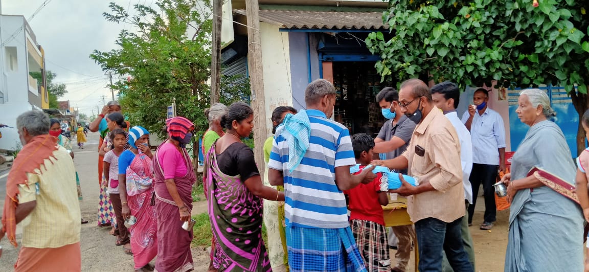 RmmPollachi's tweet photo. கோவை மாவட்டம் பொள்ளாச்சி நகர RMM சார்பாக தொடர்ந்து கபசுர குடிநீர் வழங்கபட்டு வருகிறது.

இன்று T கோட்டாம்பட்டி அண்ணா நகர் பகுதியில் வாழும் மக்களுக்கு கபசுர குடிநீர் மற்றும் முககவசங்கள் வழங்கப்பட்டது.

@rajinikanth @SudhakarVM @RIAZtheboss @mayavarathaan 

#RMMforthePeople https://t.co/ZNUSo50R3f
