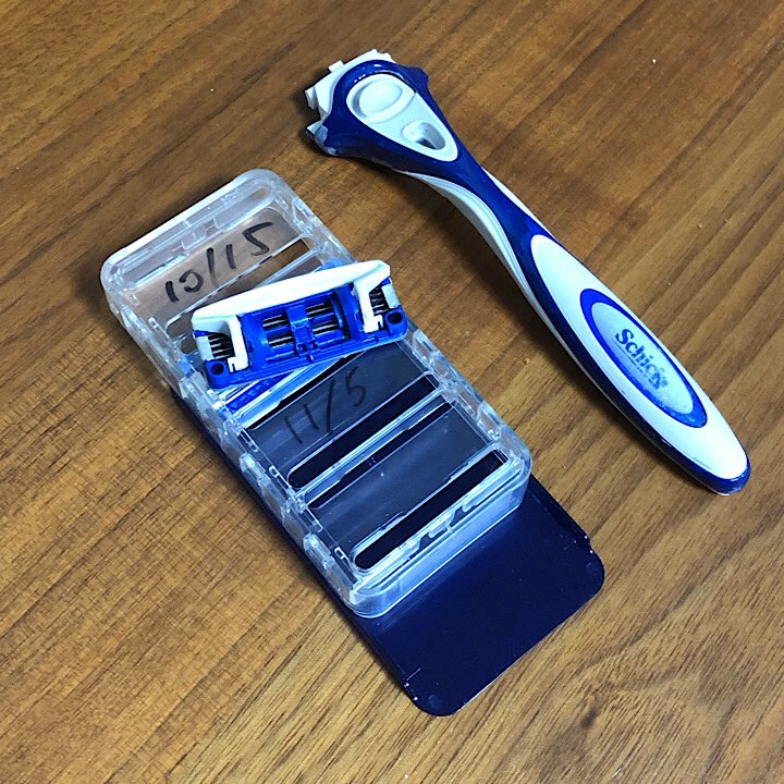 count_nmani's tweet photo. #Schick #HYDRO5 の替え刃があまりにも長持ちするので、いつまで剃れるのか試していたら1年が経過したざんす。
実は10ヶ月目あたりから剃れが悪くなってたのざんすが、いい加減な剃り方でもマスクに助けられてたのはあるざんすね。まあさすがに替え時ざんす。電顕で観てみたい気もするざんすが。 https://t.co/pkR3G51JxV