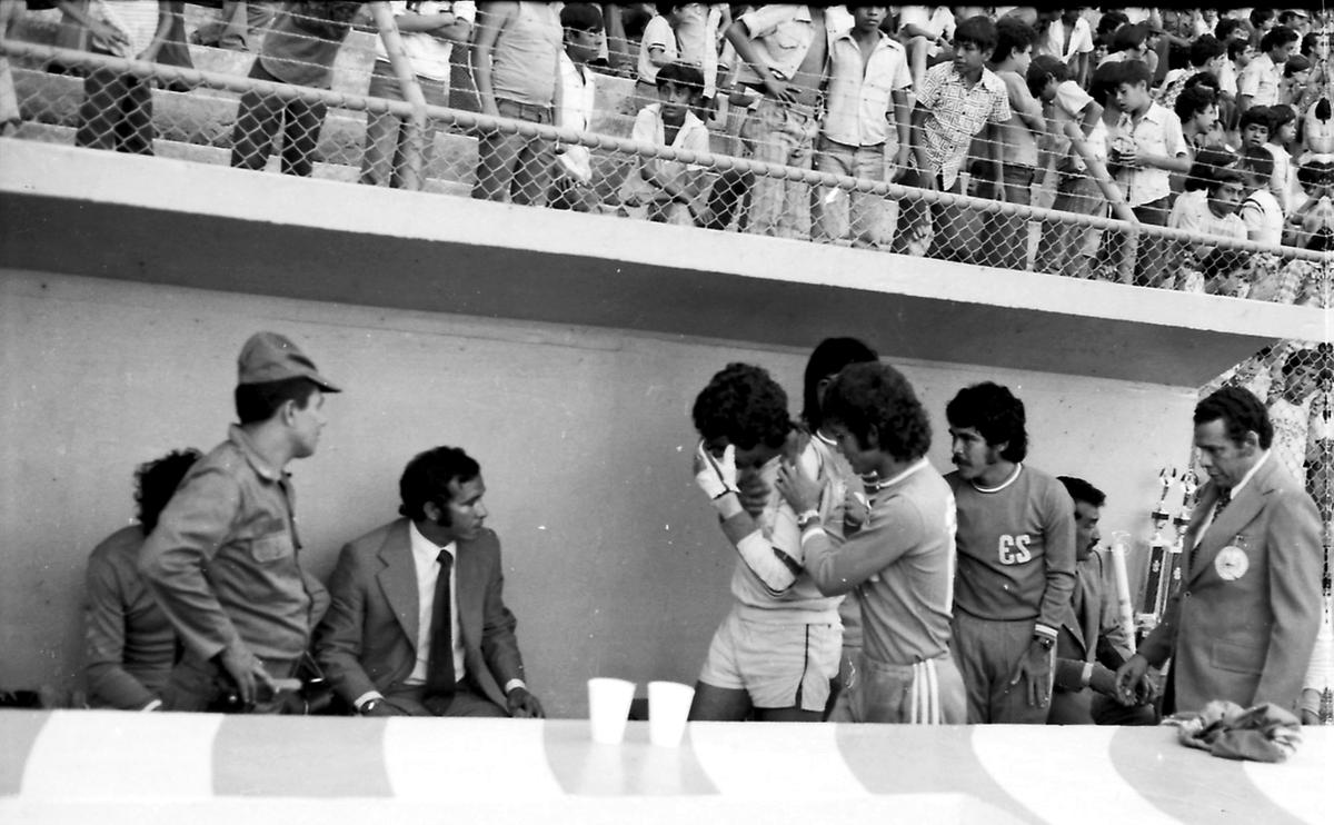FutbolRetroESA's tweet photo. Retiro de Flaco Pineda , El Salvador versus Borussia, marcador a favor de ES 4x0. https://t.co/1YKDMFrsZH
