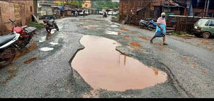 abhishek2jun191's tweet image. 3/3 It&apos;s the asia 6th largest deposit of iron ore and manganese etc. Top companies are there like Tata, JSW, Jindal,Rungta,vedanta but nothing is done for the planning of township there is no proper roads,power supply,  Internet.