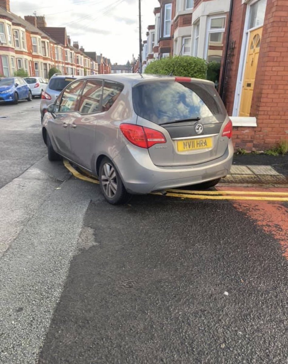 BadParkingLpool's tweet image. The pavement isn’t quite big enough for the cars these days..  Hollydale/Barndale.