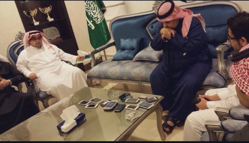 fsliebe's tweet photo. اليوم يصادف الذكرى السادسه على قيام رئيس الهلال عبدالرحمن بن مساعد بتفتيش ووضع الجوالات امامه لأعضاء جهازه الفني والاداري واللاعبين لمعرفة من يسرب اخبار الهلال للمريسل 🤦🏻‍♂️

ملاحظه :

لم يتم القبض حتى الان 🤣🤣🤣🤣🤣🤣 https://t.co/t28Qsh3vV3