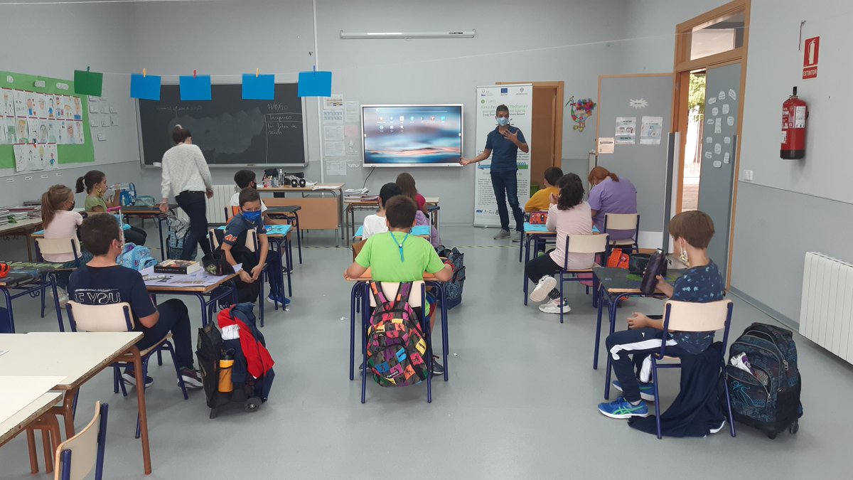 PlacidMadramany's tweet photo. Ayer presentamos el #ESMESproject en el CEIP l'Alcocera de Polinyà de Xúquer. Los 2 grupos de alumnos que conforman el equipo energético participaron en un sesión de formación sobre la sostenibilidad energética de los centros educativos. @ENICBCMed #GOMED https://t.co/RAghijwTWC