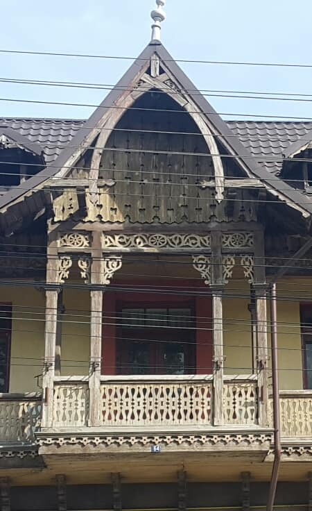 daria_pirvu's tweet photo. 1/ " #Comarnic.ul a constituit tabăra muncitorilor care amenajau calea ferată in #ValeaPrahovei. Era ca in Far West: tripouri, baruri, bordeluri, în cel mai victorian stil cu putințã, devenit emblematic pentru turismul balnear din Regat. "
#PatrimoniuRO https://t.co/Xzn1cxObz7