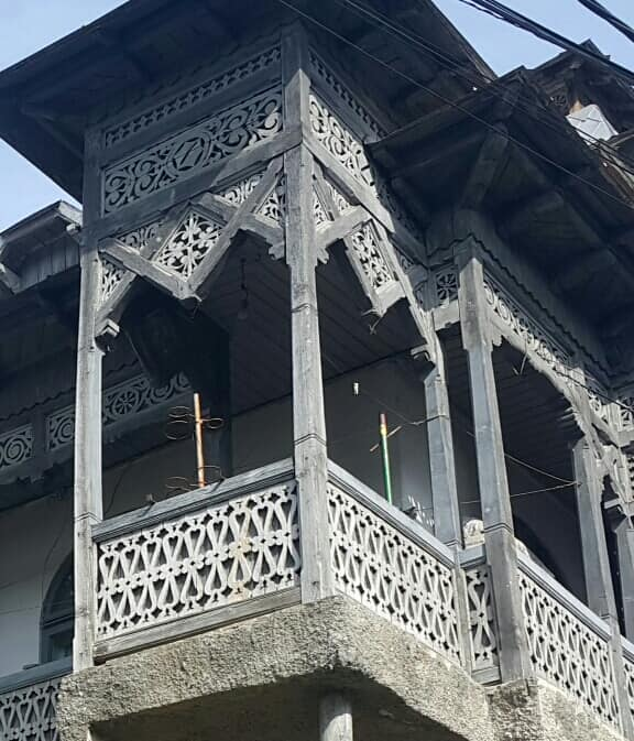 daria_pirvu's tweet photo. 1/ " #Comarnic.ul a constituit tabăra muncitorilor care amenajau calea ferată in #ValeaPrahovei. Era ca in Far West: tripouri, baruri, bordeluri, în cel mai victorian stil cu putințã, devenit emblematic pentru turismul balnear din Regat. "
#PatrimoniuRO https://t.co/Xzn1cxObz7