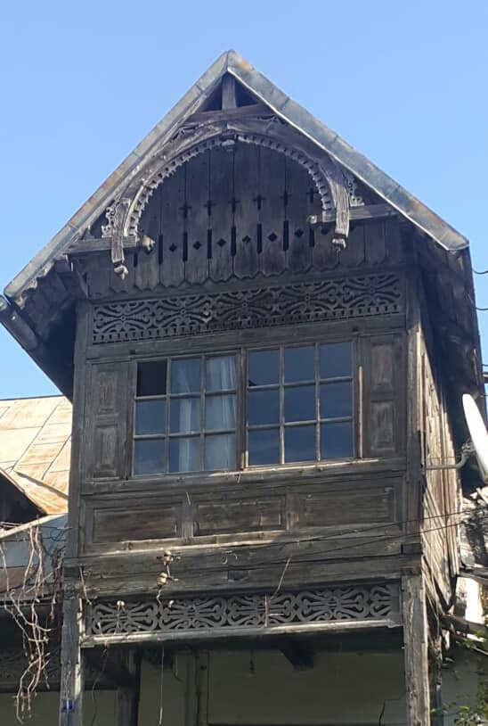 daria_pirvu's tweet photo. 2/ "Proiectul de legatura feroviara al României de atunci cu Imperiul Austro- Ungar (cu granița la Timişul de Sus) i-a fost încredințat britanicului George B. Crawley, pe care Statul Român l-a falimentat, apoi, prin neplata lucrārilor...."
#PatrimoniuRO #Comarnic https://t.co/ro0ky1pM1a
