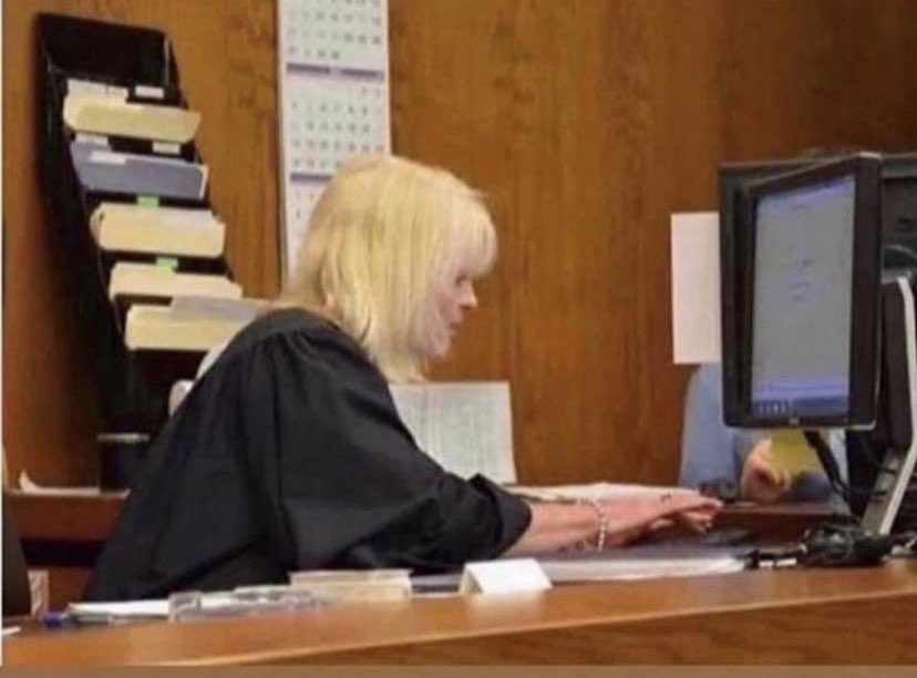 Die Richterin checkt vor der Urteilsverkündung noch schnell, ob genug Leute das Hashtag „Free GZUZ“ gepostet haben