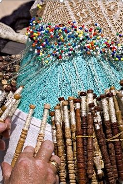 DescubreMalta's tweet photo. La #bizzilla es una de las #artesanías de #Malta tradicionales más antiguas. De origen vinculado a la nobleza, se trata de un tipo de encaje muy valorado, tal es así que suele ser utilizado por el alto clero o incluso vendido en casas de subastas internacionales de prestigio. https://t.co/s70FMhyhHH