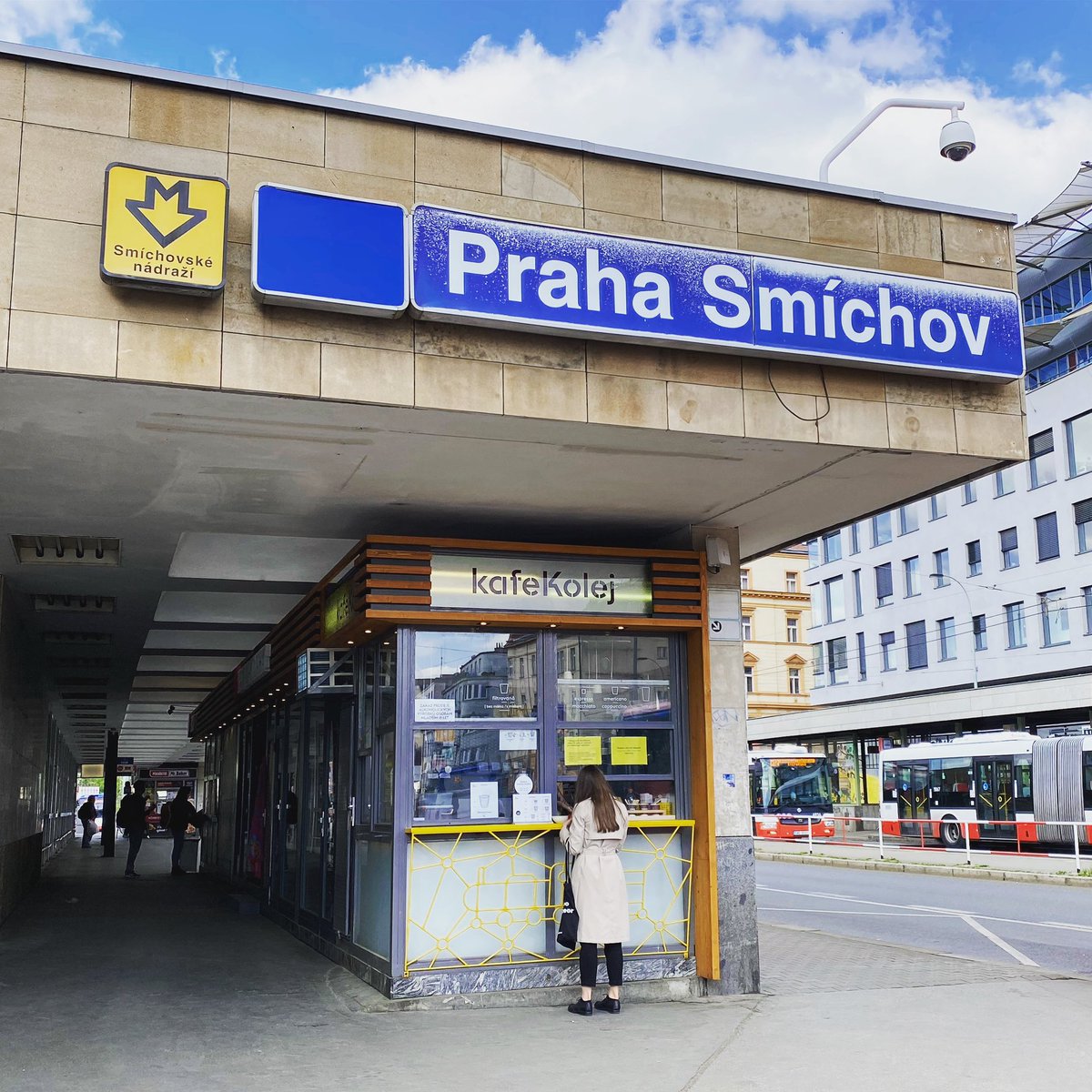 U nás máme okýnko celoročně. 😁 Nezapomeňte se za námi zastavit pro trochu kávového povzbuzení. 💛