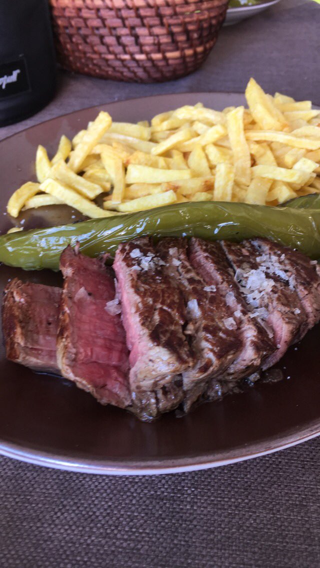 UnBuchito's tweet photo. Almuerzo en Tasca La Frasca en Santa Cruz. La comida muy buena. Calidad en los productos. Buena atención. 
Para acceder al comedor principal hay una escalera bastante incómoda. No es barato, unos 26€ por persona. Pero se come bien. 
Recomendado si estás por el centro 👍🏼 https://t.co/kdW4dAbX9u