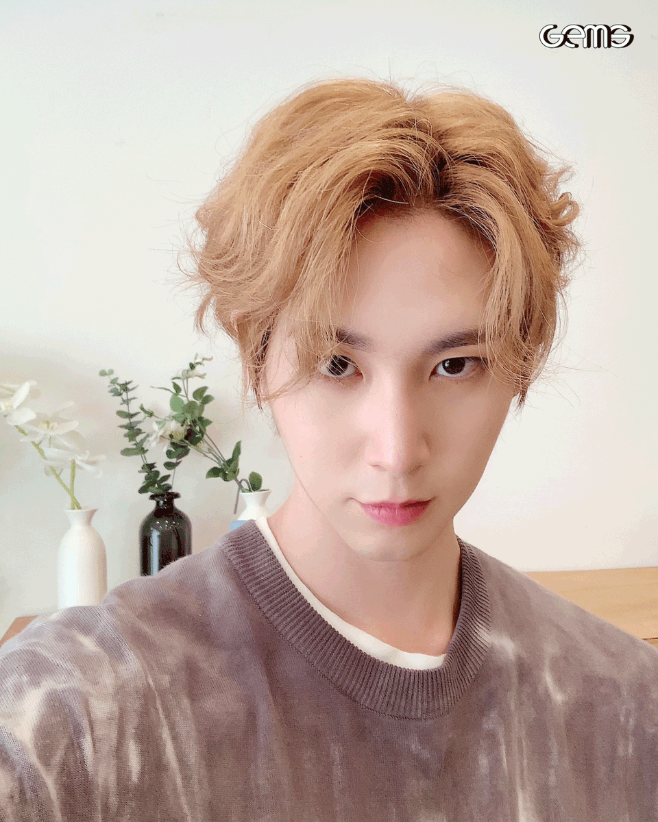 genieoriginal's tweet photo. [📷] 🌼꽃보다 아름다운 고니들 셀카 왔어요🥰💕 잼스에게 비하인드 탈탈털린 <펜타곤 - 대답자판기> 내일 밤 7시에 만나요 👋#PENTAGON  #펜타곤@CUBE_PTG

Gems Youtube▶https://t.co/pRyGGeZf6z https://t.co/v7fqAT4vfQ
