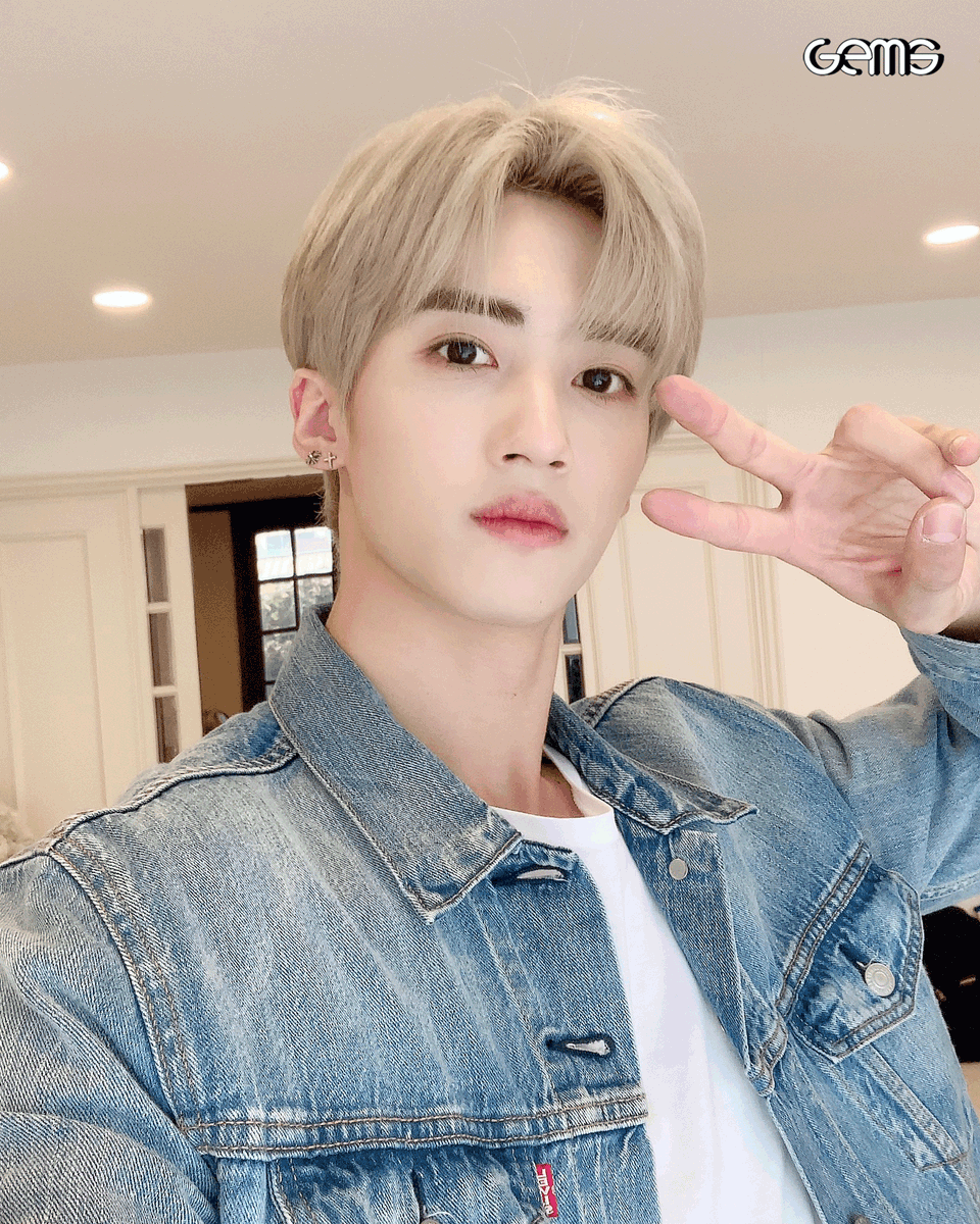 genieoriginal's tweet photo. [📷] 🌼꽃보다 아름다운 고니들 셀카 왔어요🥰💕 잼스에게 비하인드 탈탈털린 <펜타곤 - 대답자판기> 내일 밤 7시에 만나요 👋#PENTAGON  #펜타곤@CUBE_PTG

Gems Youtube▶https://t.co/pRyGGeZf6z https://t.co/v7fqAT4vfQ