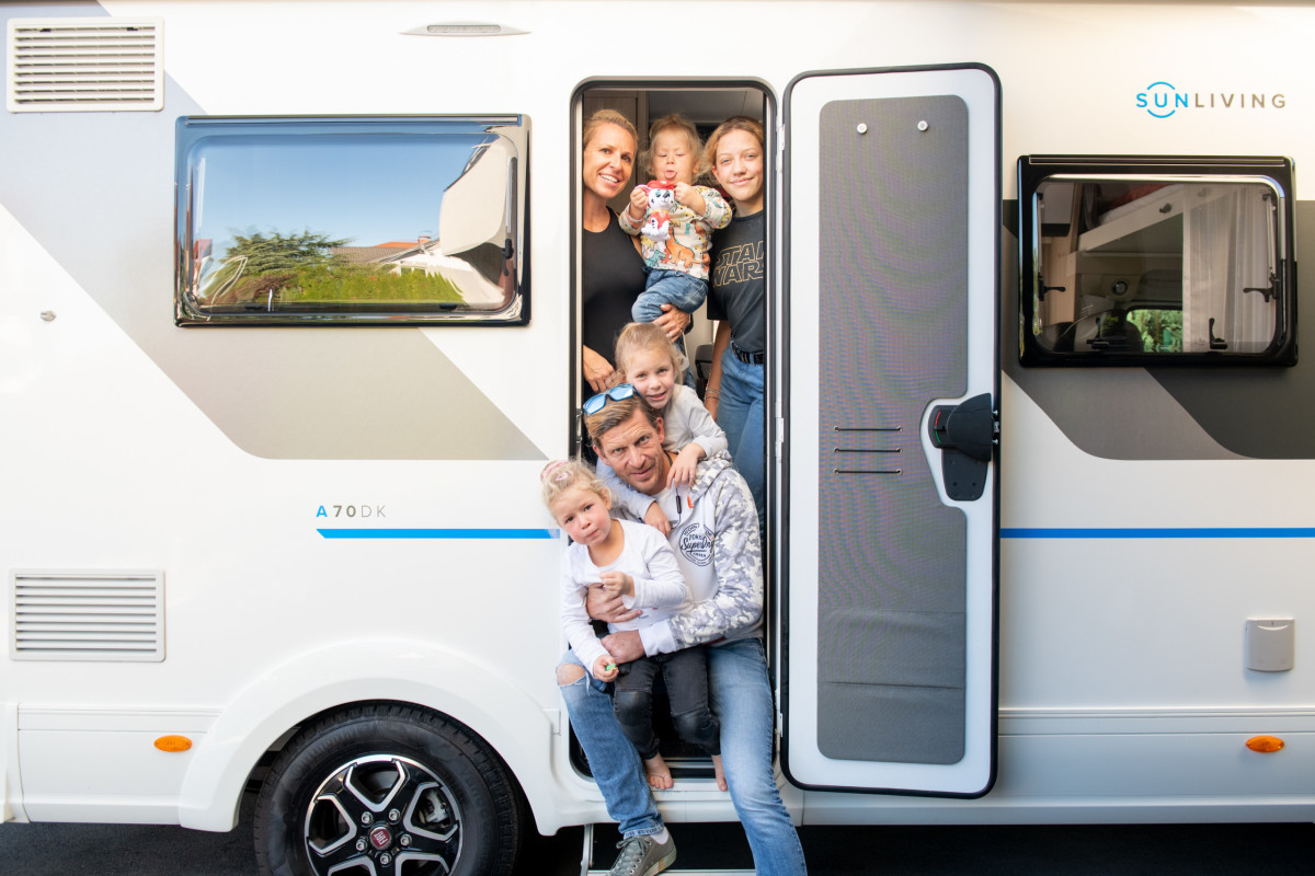 SunLivingUK's tweet photo. You have families, then you have big families.  This family with seven with kids ranging from 2 to 13 years are well organised and with travelling being at the top of their priorities, they always find time for holidays.  
https://t.co/ywKZauXM6y https://t.co/JNJD5Ctdn8