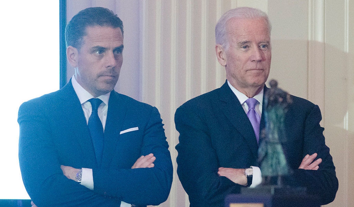 realDailyWire's tweet photo. Facebook Restricts Bombshell NY Post Report Alleging Hunter Biden Brokered Meeting Between Burisma Exec And Joe Biden https://t.co/gcKyoKQzNa https://t.co/isqBMuYJjc