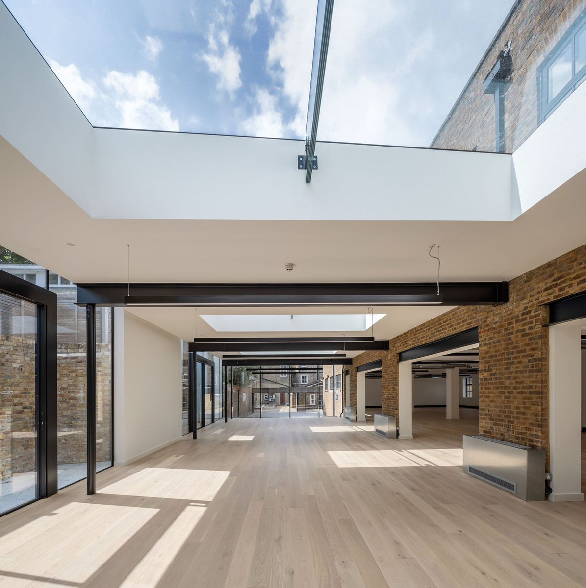 IQProjectsUK's tweet photo. Natural light is the key to achieving spacious, airy environments in professional or #educationalsettings - It is imperative that these settings have large amounts of #naturallight to aid productivity.

Photography by Wimshurst Pelleriti Architects https://t.co/3L80LvHNEI