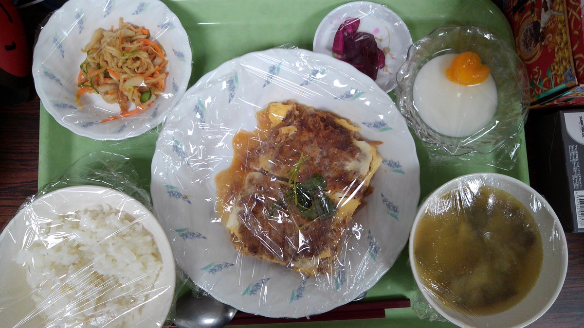 toryo_ac_jp's tweet image. 本日は、学習塾を対象とした本校の説明会を開催しました。学科の概要や2年度入試の結果、3年度入試についてなどの説明をいたしました。その後、本校の食物文化科の生徒が調理したお食事を試食していただきました。今日の献立はカツ丼でした。ご参加いただいた先生方、ありがとうございました。