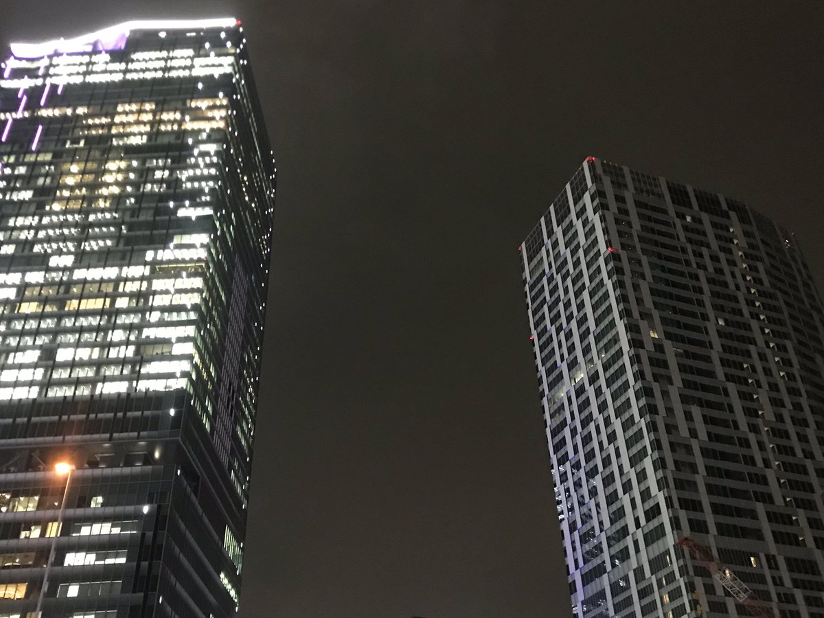 同じit企業でもここまで差が出るとは 煌々と輝くビルと全く電気がついていないビルが並び立つ渋谷 後者はあの企業だった Togetter