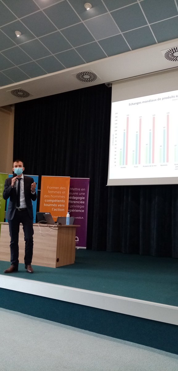 N_Fontaine_ESA's tweet photo. 90% de la production alimentaire mondiale reste dans la pays de sa consommation, vous avez dit "mondialisation"? @Le_Demeter @sebastien_abis @Groupe_ESA #leconInaugurale https://t.co/QiUB0VD1ul