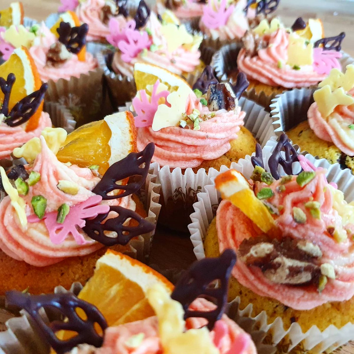 Tomo Davi イタリア在住 Autumn Orange Chocolate Cupcakes 全部で24個作りました オレンジとチョコのカップケーキにシンプルバタークリーム ドライオレンジとチョコの紅葉した葉っぱをのせてあります Cupcakes Autumn Handmadecake カップ Tomo Davi イタリア在住 Autumn Orange Chocolate Cupcakes 全部で24個作りました オレンジとチョコのカップケーキにシンプルバタークリーム ドライオレンジとチョコの紅葉した葉っぱをのせてあります Cupcakes Autumn Handmadecake カップ