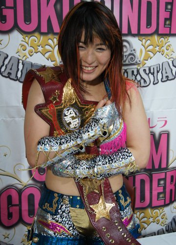 On April 29 at Ryōgoku Cinderella, Shirai defeated Alpha Female to become the third World of Stardom Champion. Shirai successfully defended the championship on June 2 against Yoshiko. On August 17, Shirai defeated Kyoko Kimura for her second starting defense.