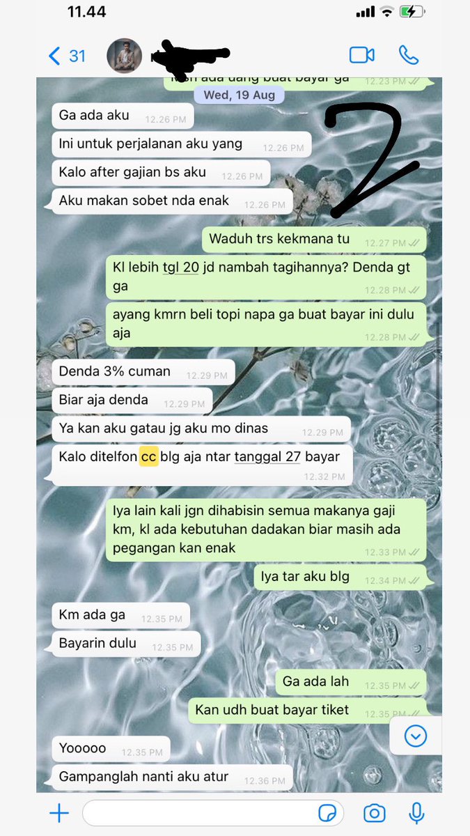 Siang itu dia sempet chat kalo hari itu tanggal jatuh tempo tagihan CC. Jadi dulu waktu kita masih pacaran dia pernah beli sepatu pake CC aku. Dia ga sanggup bayar krn duit dia udh abis, aku pun jg udah ga ada uang krn pegangan aku udah kepake buat beli tiket pesawat