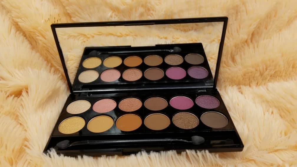 RMBIBOW NYANGO Bare and Beautiful est une palette d'ombre à paupières Nude  avec une  collection  de 12  couleurs différentes  bien pigmentées.
 Prix promotionnel 7000 fcfa
 Douala: carrefour Idéal Akwa +237679534176
 Yaoundé: Etoa Meki Face foyer Bandjoun
 +237 651165412